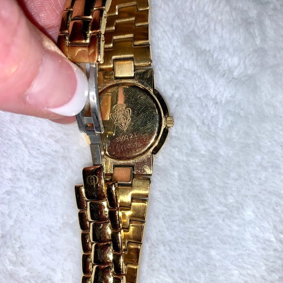 Authentic Women’s Gold Gucci Watch - Picture 5 of 8